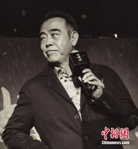 陈凯歌74岁步履蹒跚票房崩盘,却还在片场教演员做“匠人” 陈凯歌74岁步履蹒跚票房崩盘,却还在片场教演员做“匠人”